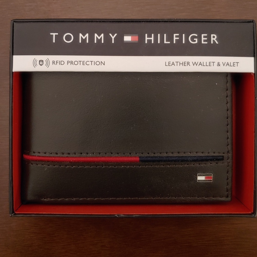 Tommy Hilfiger New In Box Leather Wallet